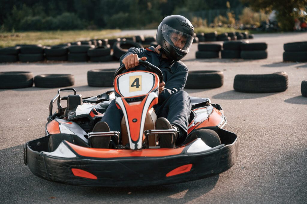 Competición, riding. Man is outdoors, kart racing conception