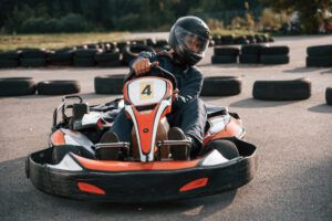 Competición, riding. Man is outdoors, kart racing conception